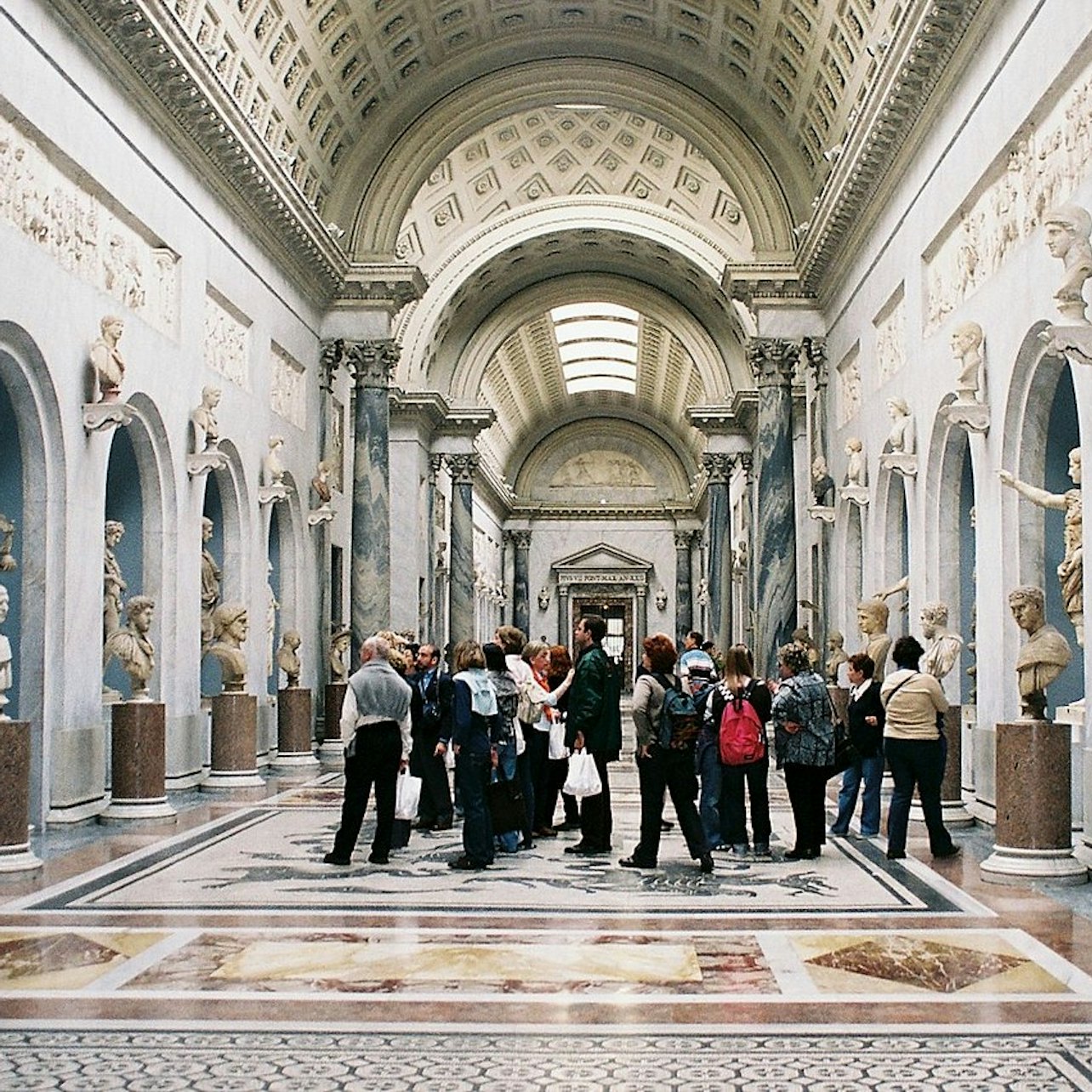 Galeries des Musées du Vatican avec statues antiques