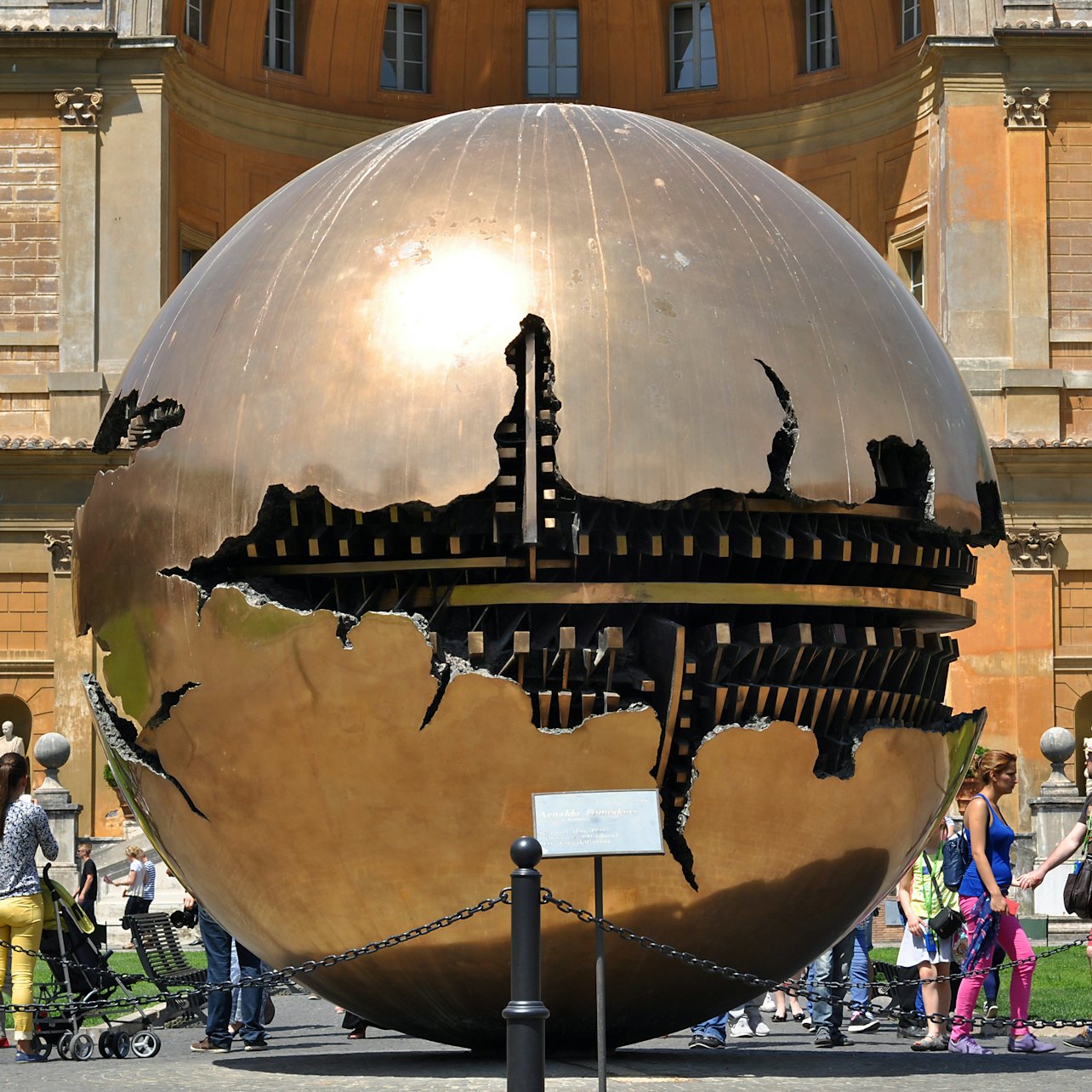 Grande sphère de bronze segmentée - Musées du Vatican
